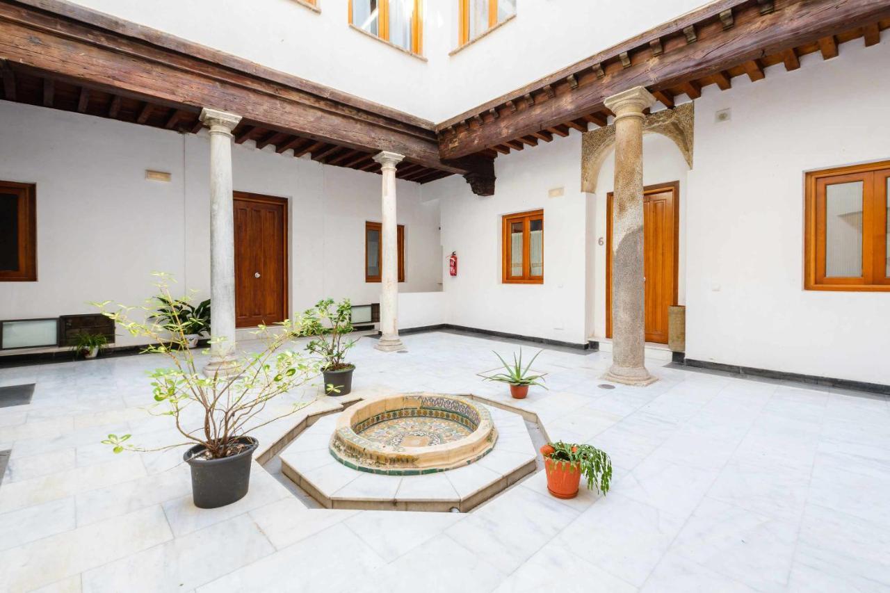 Apartamento con patio junto a la Catedral by Toledo AP Esterno foto